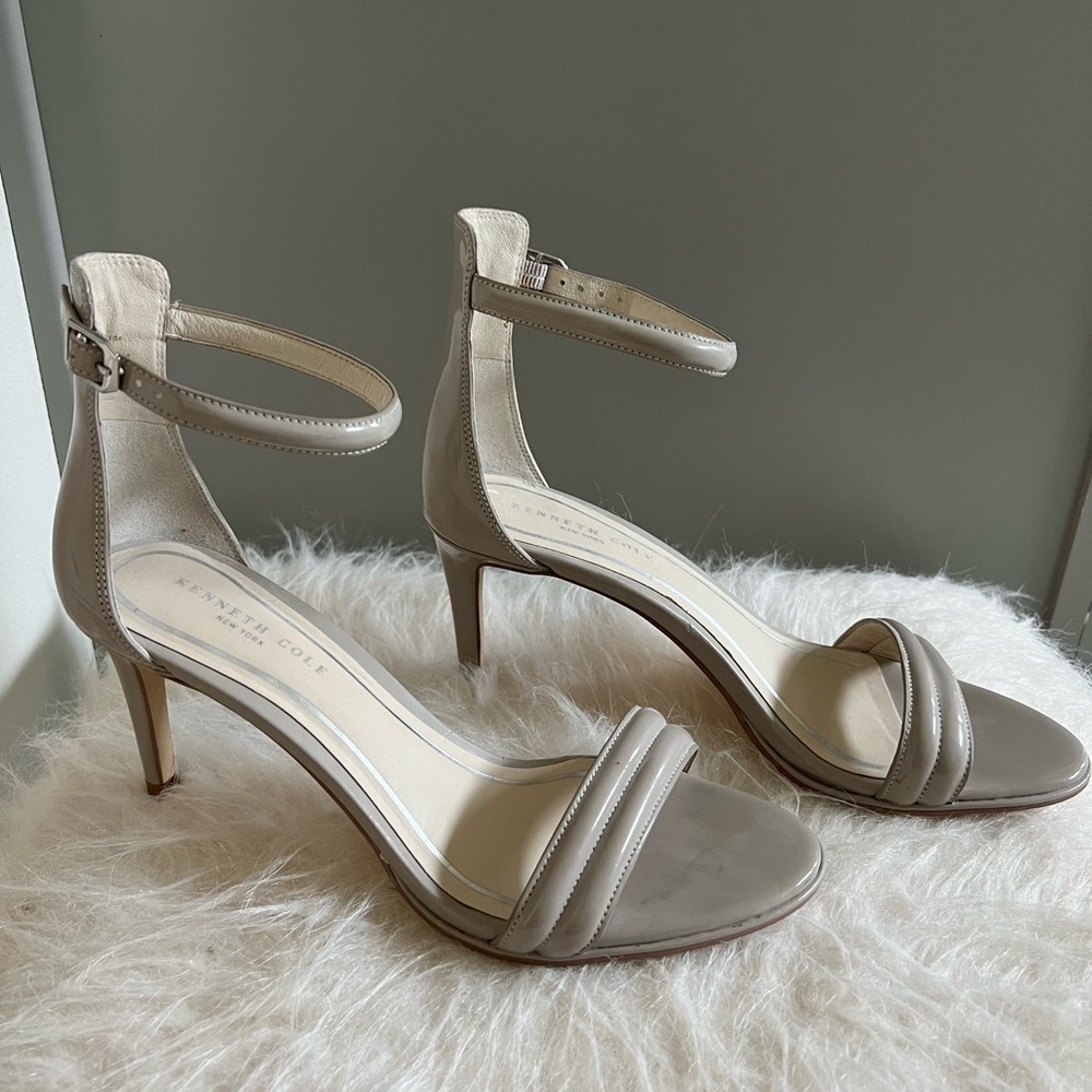 Light gray heels - Picture 2 of 2